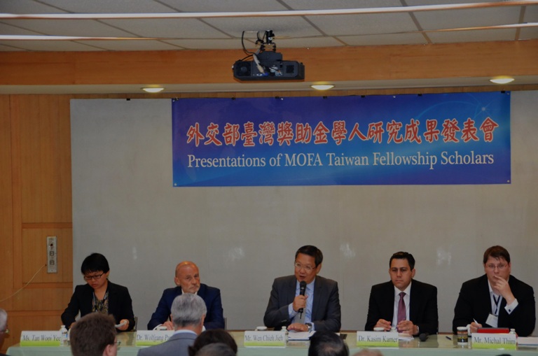 照片由左至右：Ms.Tan, Wooi Yee、Prof. Wolfgang Pape、介文汲主任、Prof. Kamer Kasim、Mr. Michal Thim