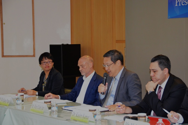 照片由左至右：Ms.Tan,Wooi Yee、Prof. Wolfgang Pape、介文汲主任、Prof. Kamer Kasim