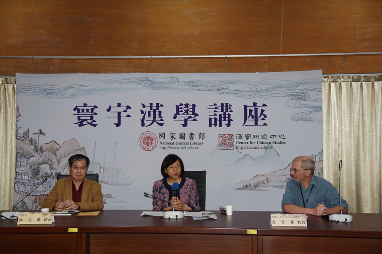 左起：林志龍教授、曾淑賢館長、包安廉教授