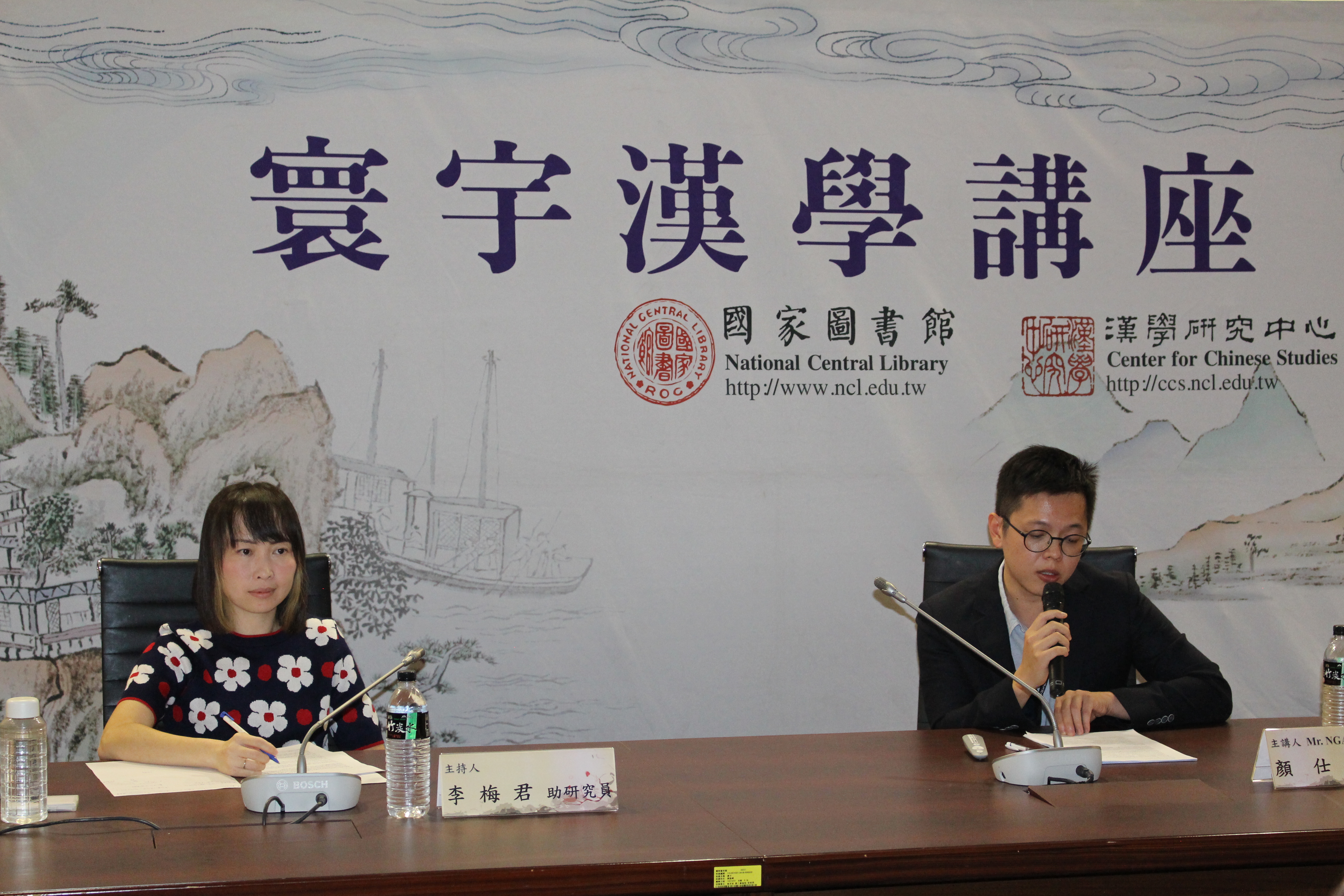 左至右：主持人李梅君教授、講者顏仕宇先生