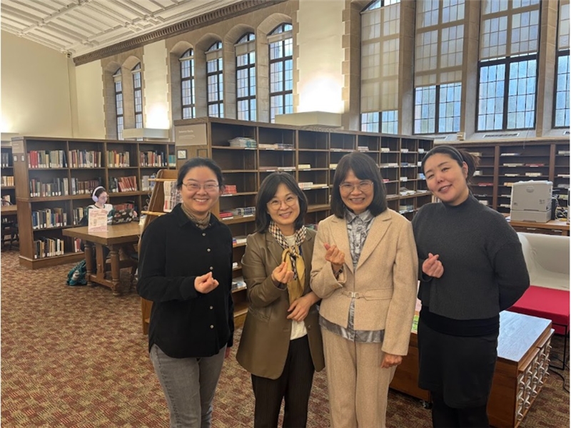 林玉茹教授參觀華大東亞館，由李孝慶(Hyokyoung Yi，左2)館長與本次活動策畫主要負責人該館中文研究館員李哲嘉女士(Lucy Li，左1)協助接待，日本研究館員田中あずさ(Azusa Tanaka)女士陪同交流。