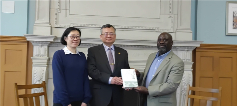 臺灣大學出版社曾詩穎行政專員代表致贈