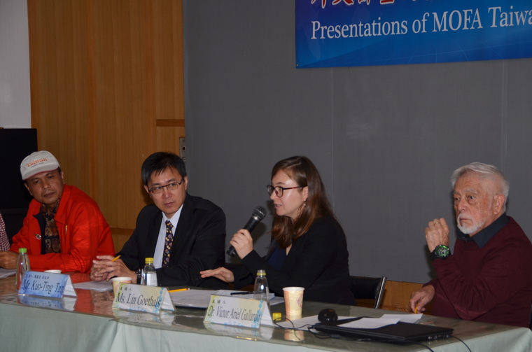 左起：ANDI AMRI博士、譚國定副主任、谷琳(LIN GOETHALS)女士、VICTOR ARIEL GALLARDO博士