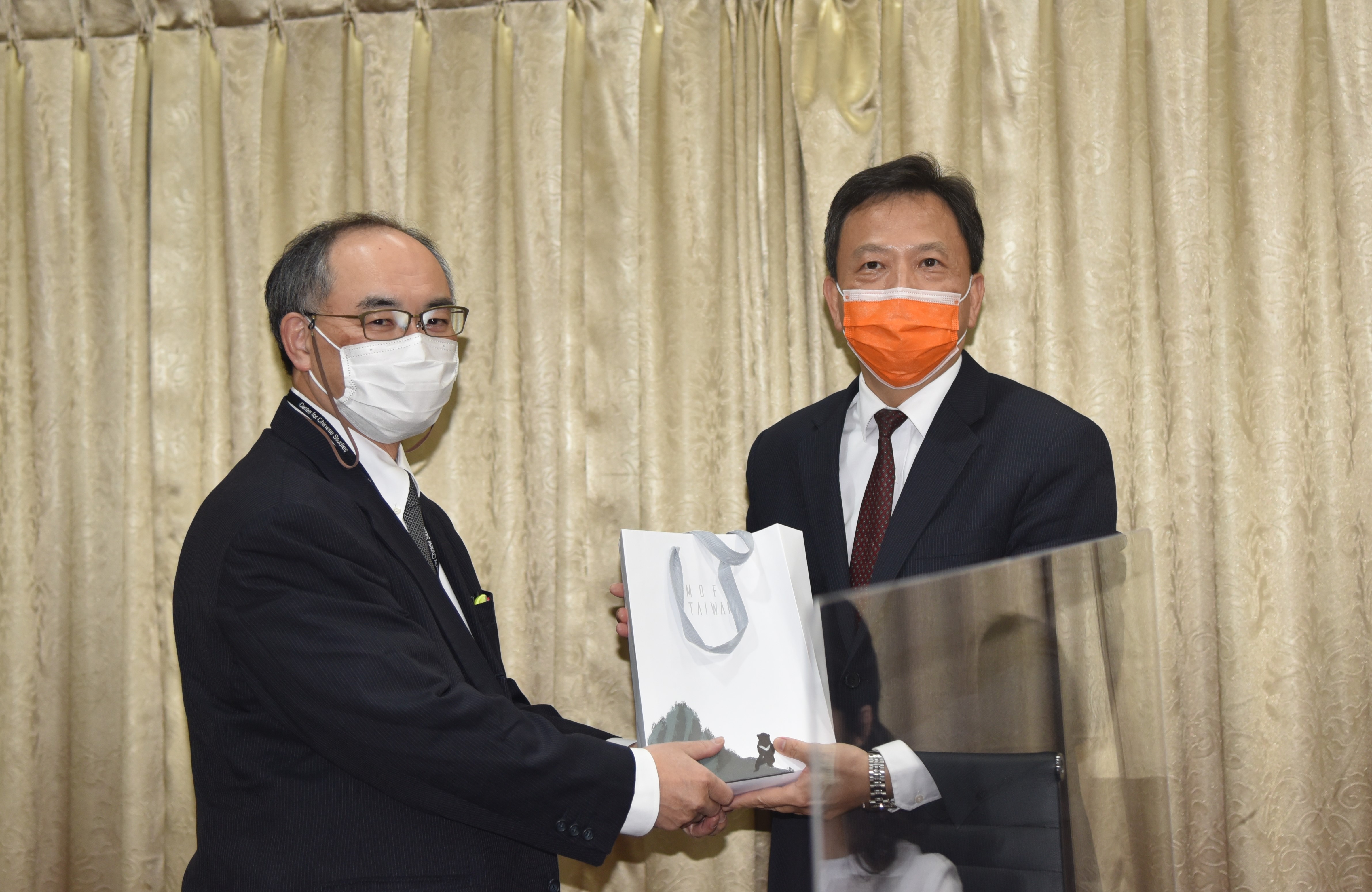 外交部感謝學人擔任發表人，致贈紀念品，圖為日本籍發表學人Yoichi Kato(加藤洋一)