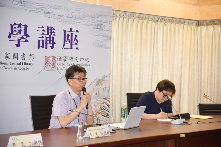 左起：全勇勳教授、現場口譯