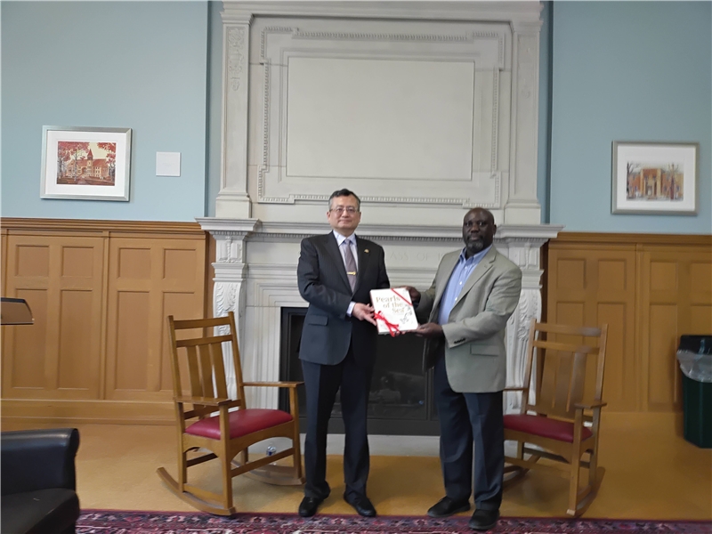 類延峰處長代表贈書予俄亥俄州立大學圖書館, 由該館Musa Wakhungu Olaka 副館長代表受贈